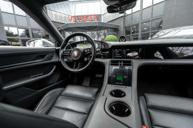 Porsche Taycan (2023) thumbnail 3