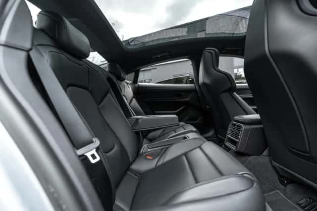 Porsche Taycan (2023) thumbnail 5