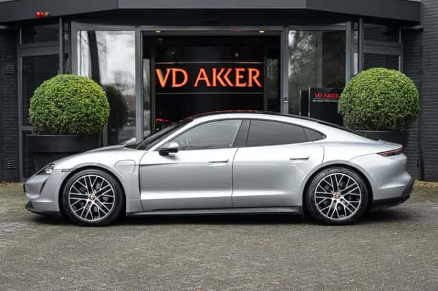 Porsche Taycan (2023) thumbnail 6