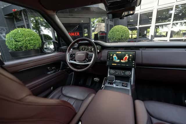 Land Rover Range Rover (2023) thumbnail 3