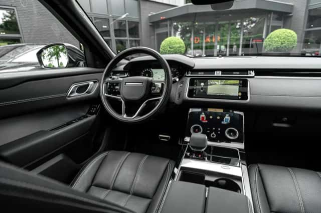 Range Rover Velar P400e R-Dynamic S (2024) thumbnail 3