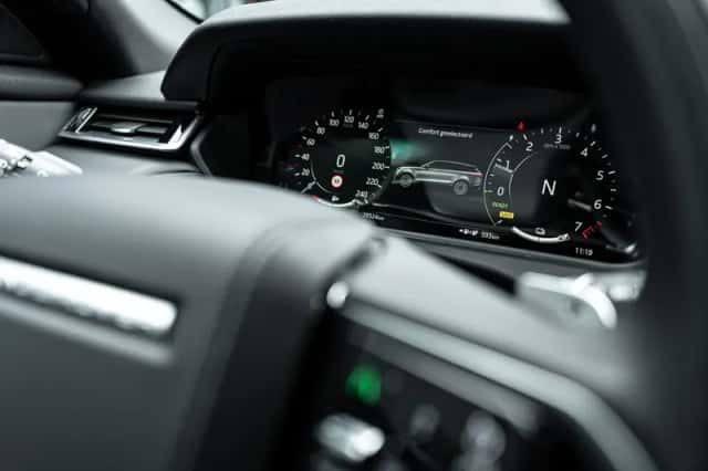 Range Rover Velar P400e R-Dynamic S (2024) thumbnail 28