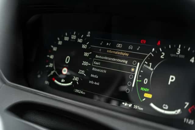 Range Rover Velar P400e R-Dynamic S (2024) thumbnail 32