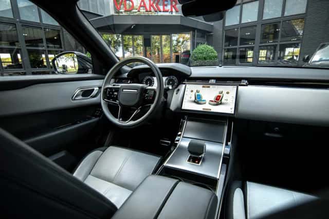Land Rover Range Rover Velar (2024) thumbnail 3