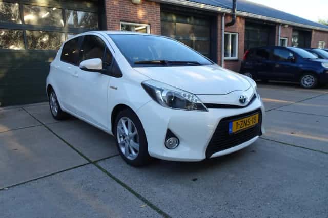 Toyota Yaris (2013) thumbnail 3