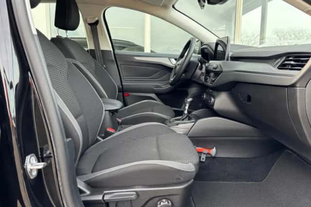 Ford Focus (2022) thumbnail 6