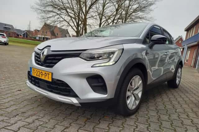 Renault Captur (2023) thumbnail 2