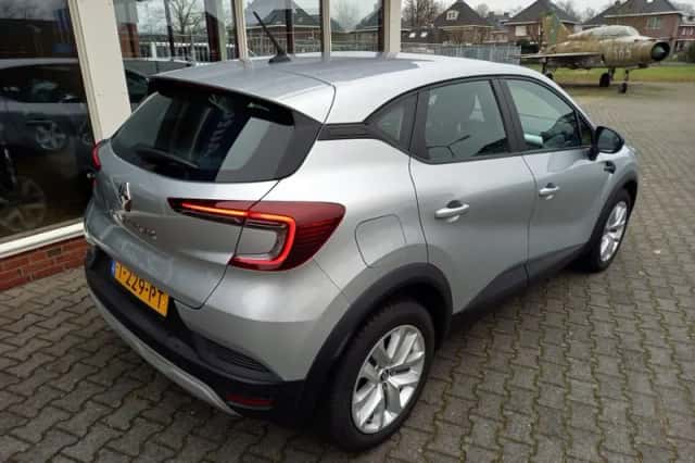 Renault Captur (2023) thumbnail 3
