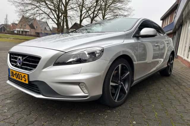 Volvo V40 (2016) thumbnail 2