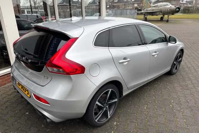 Volvo V40 (2016) thumbnail 3
