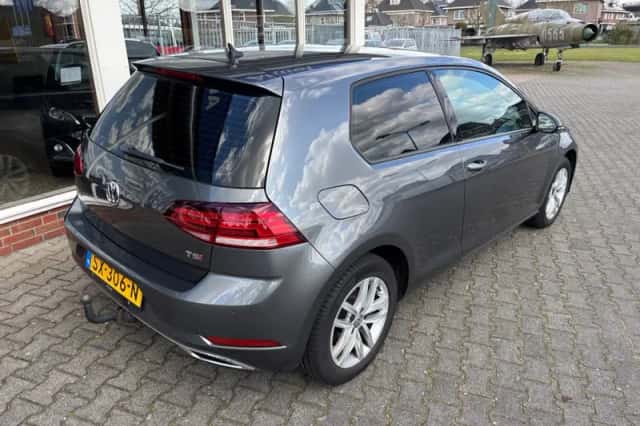 Volkswagen Golf (2018) thumbnail 3