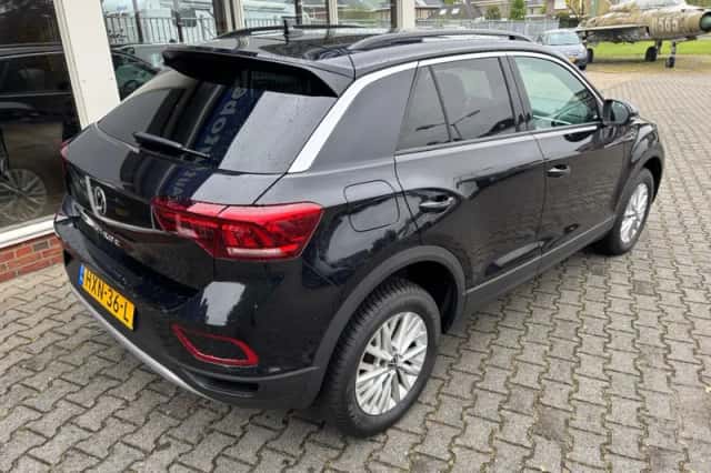 Volkswagen T-Roc (2024) thumbnail 3