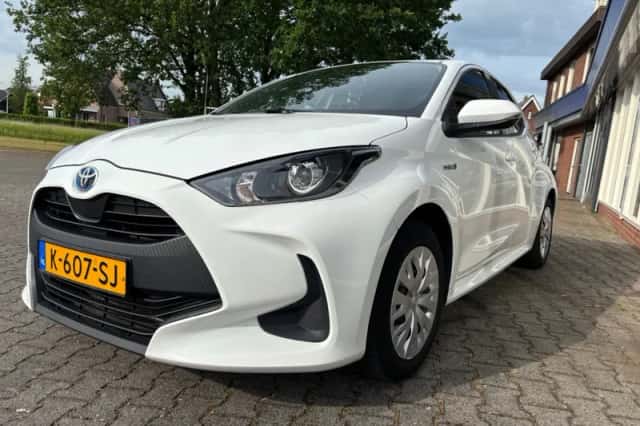 Toyota Yaris (2021) thumbnail 2
