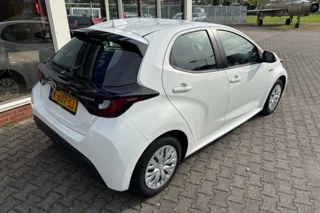 Toyota Yaris (2021) thumbnail 3