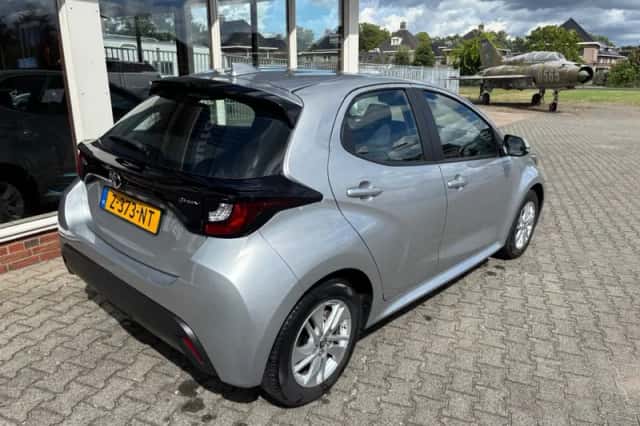 Toyota Yaris (2024) thumbnail 3
