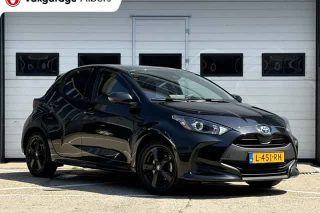 Toyota Yaris (2021) thumbnail 2