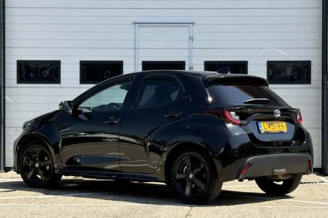 Toyota Yaris (2021) thumbnail 3