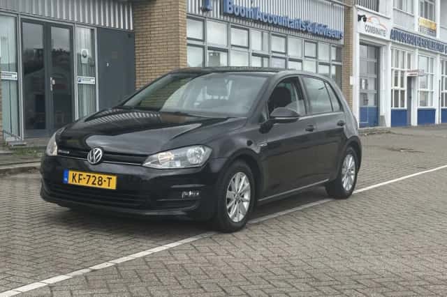 Volkswagen Golf (2016) thumbnail 2