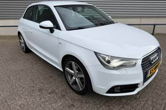 Audi A1 (2011) thumbnail 3