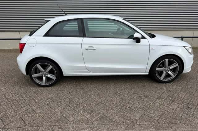 Audi A1 (2011) thumbnail 4