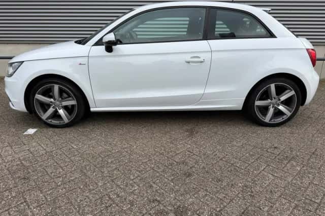 Audi A1 (2011) thumbnail 5