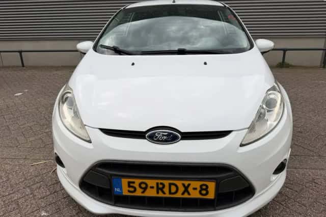 Ford Fiesta (2011) thumbnail 2