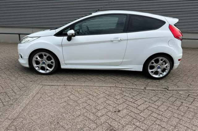 Ford Fiesta (2011) thumbnail 3