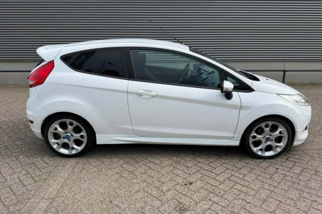 Ford Fiesta (2011) thumbnail 4