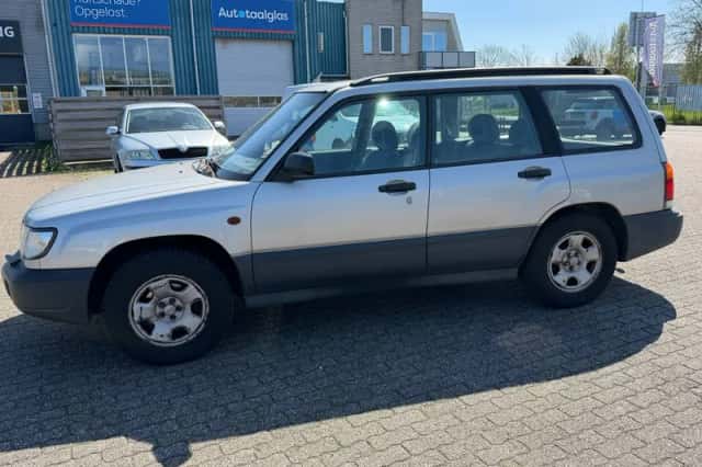 Subaru Forester (2000) thumbnail 3