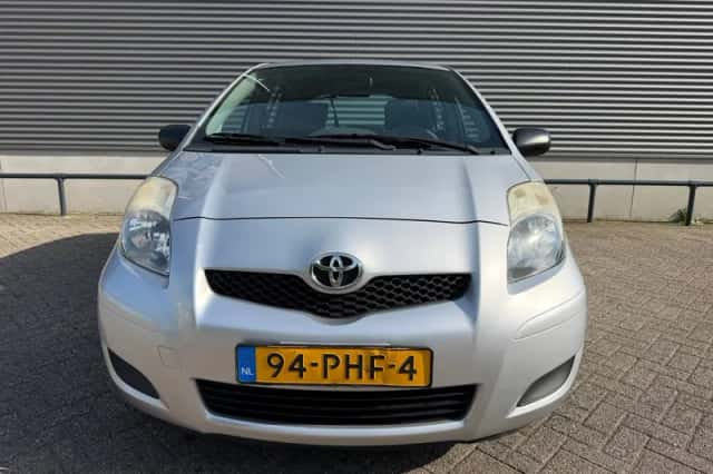 Toyota Yaris (2011) thumbnail 2