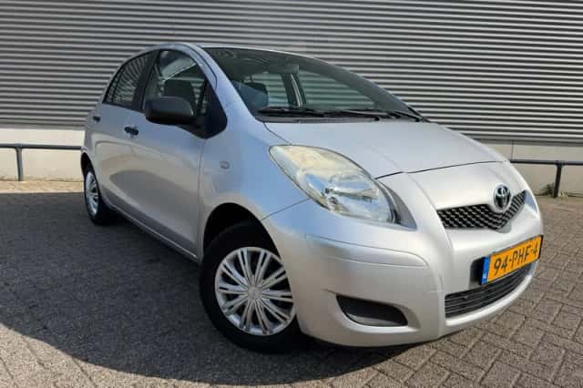 Toyota Yaris (2011) thumbnail 3