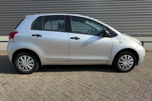 Toyota Yaris (2011) thumbnail 4
