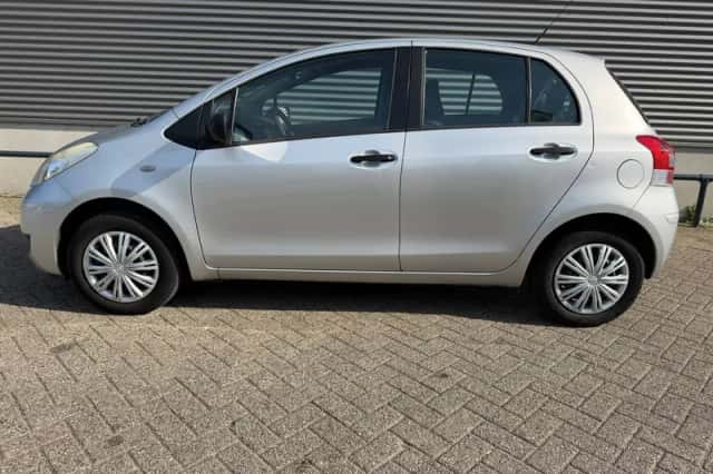 Toyota Yaris (2011) thumbnail 5
