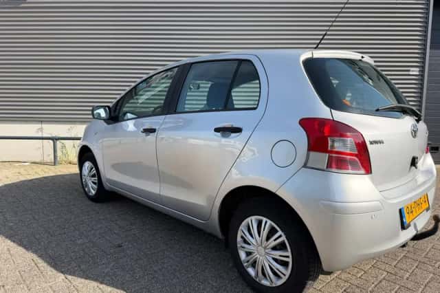 Toyota Yaris (2011) thumbnail 6