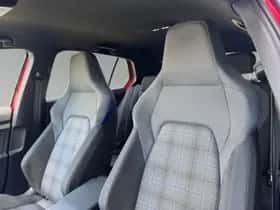 Volkswagen Golf (2025) thumbnail 4