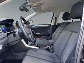 Volkswagen T-Roc (2024) thumbnail 4