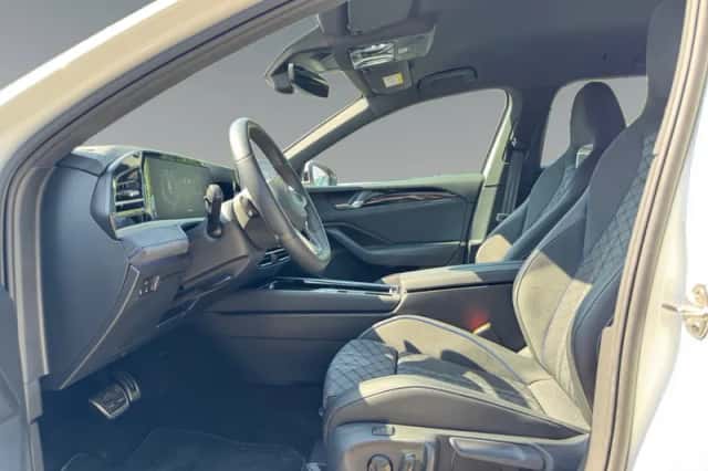 Volkswagen Passat (2024) thumbnail 4