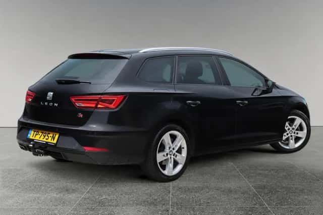 SEAT Leon (2018) thumbnail 3