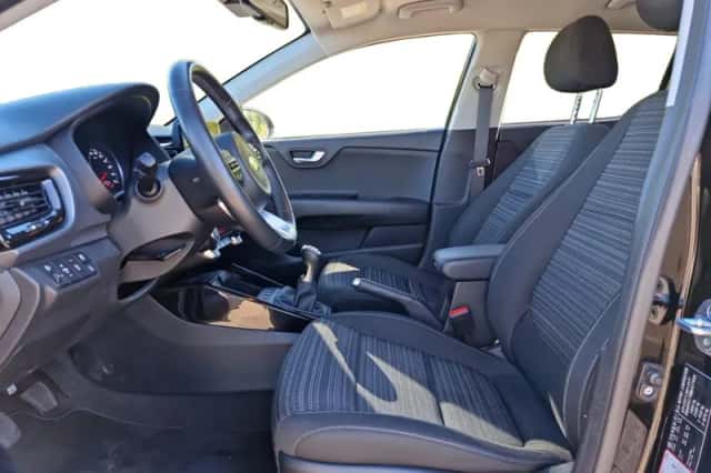 Kia Stonic (2021) thumbnail 3
