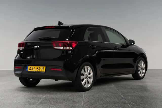 Kia Rio (2023) thumbnail 2