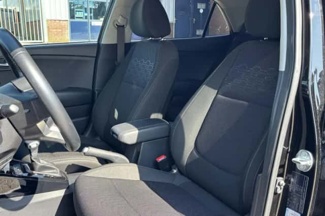 Kia Rio (2023) thumbnail 3