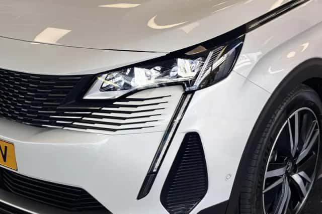 Peugeot 3008 (2022) thumbnail 2