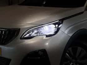 Peugeot 3008 (2018) thumbnail 2
