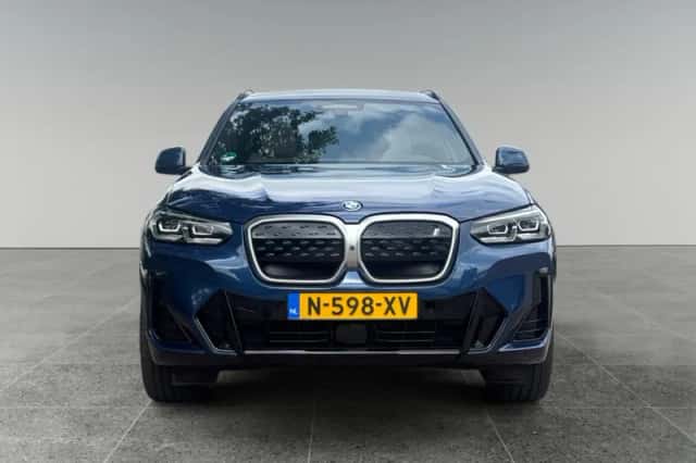 BMW iX3 (2022) thumbnail 2
