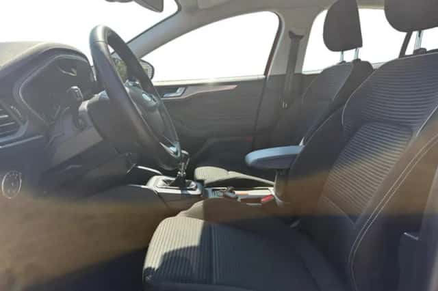 Ford Focus (2022) thumbnail 3