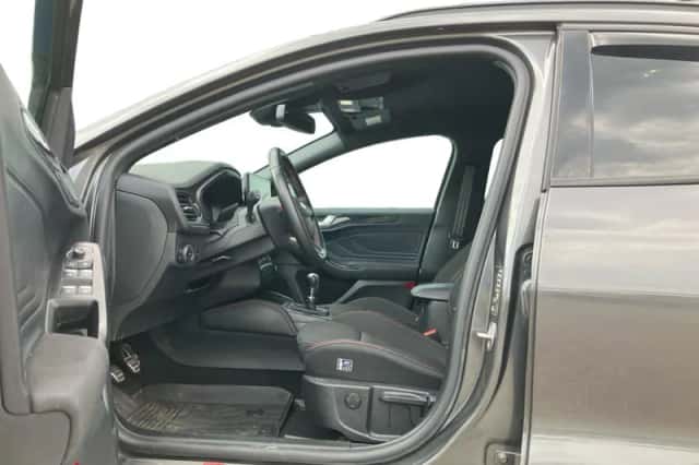 Ford Focus (2023) thumbnail 3