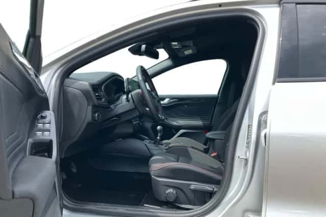 Ford Focus (2024) thumbnail 3