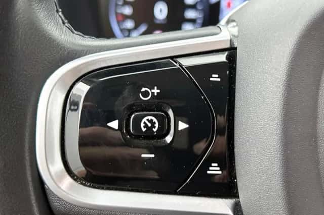 Volvo XC90 (2022) thumbnail 4