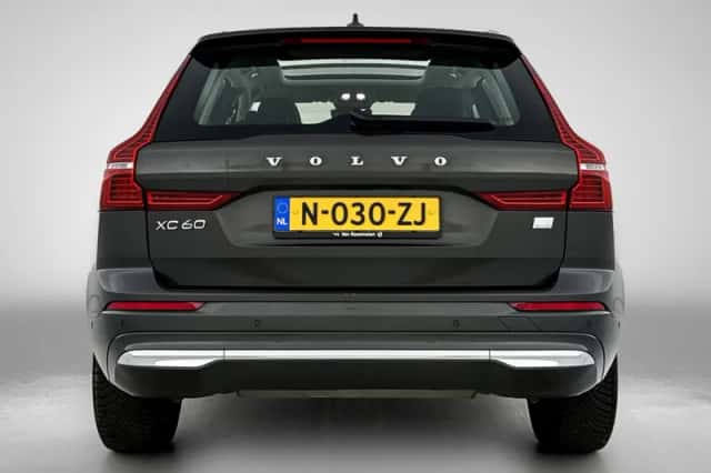 Volvo XC60 (2022) thumbnail 3
