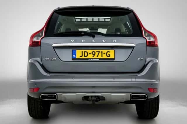 Volvo XC60 (2015) thumbnail 3